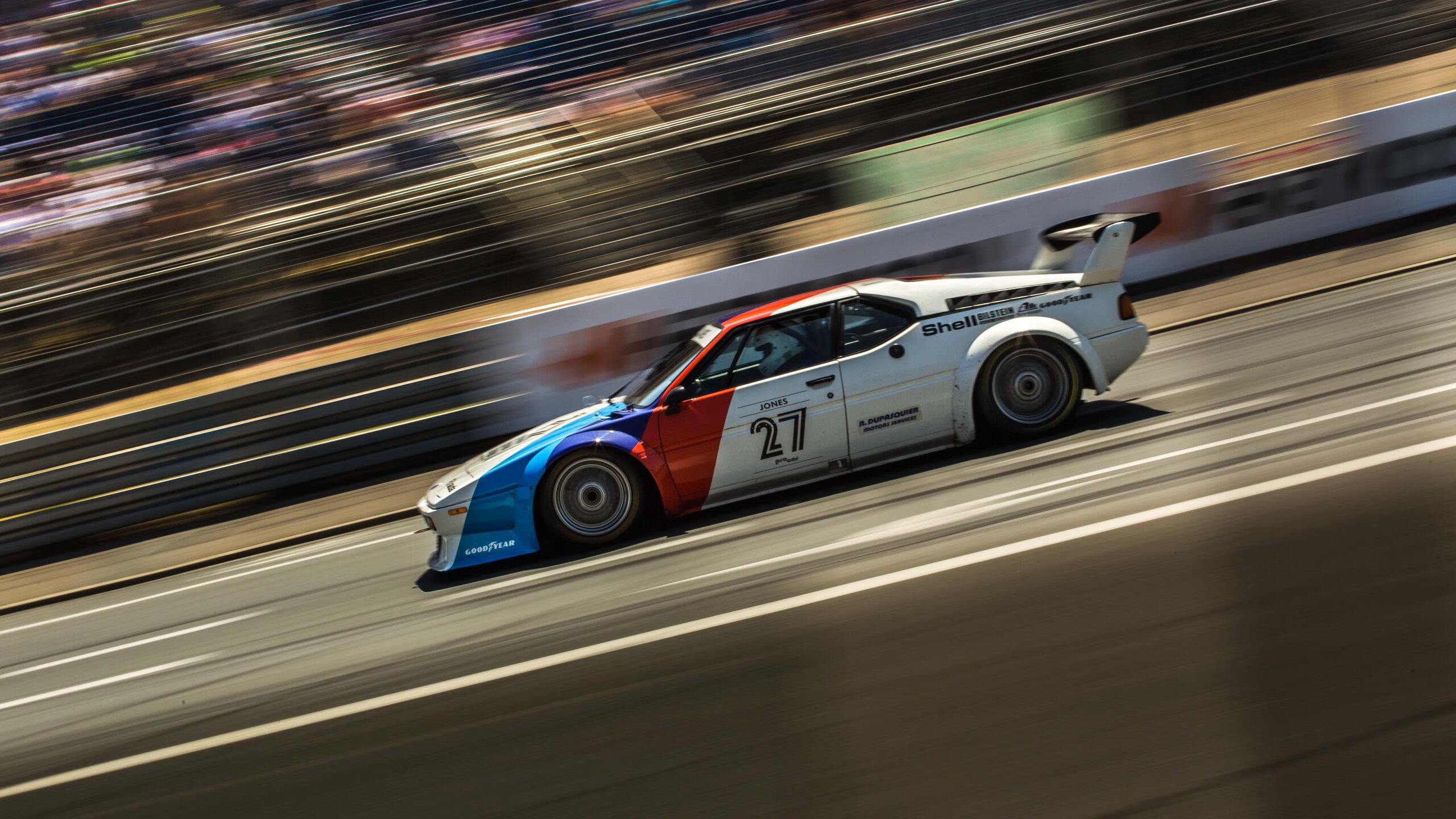 球场风采：运动员的场上风格与个人特色，描写球场上运动员风采